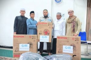 Mahasiswa UIN Antasari saat menyerahkan bantuan (Foto:Tim KKN Desa Tandilang)