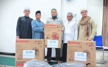 Mahasiswa UIN Antasari saat menyerahkan bantuan (Foto:Tim KKN Desa Tandilang)