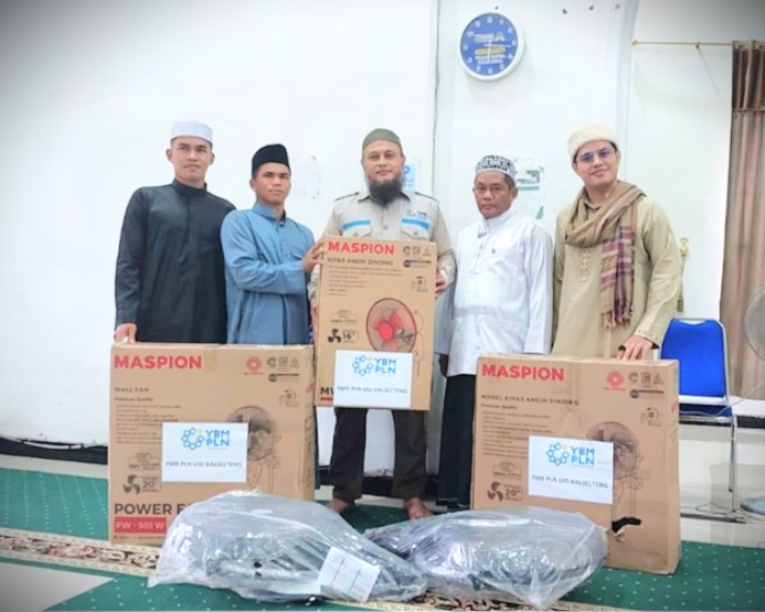 Mahasiswa UIN Antasari saat menyerahkan bantuan (Foto:Tim KKN Desa Tandilang)