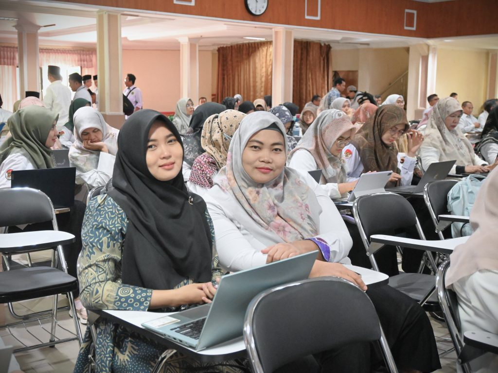 Para dosen saat ceria mengikuti kegiatan (Foto:Humas/Jamal Ripani)