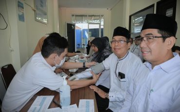 Para dosen saat mengikuti pemeriksaan kesehatan gratis (Foto:Humas)