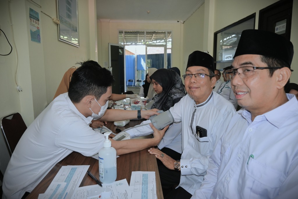 Para dosen saat mengikuti pemeriksaan kesehatan gratis (Foto:Humas)