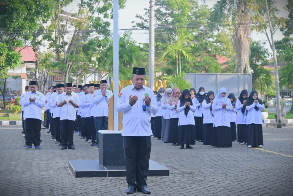 Para pegawai saat mengikuti pembacaan doa bersama (Foto:Humas/Jamal Ripani)