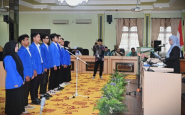 Para pengurus baru saat dilantik Rektor Prof. Dr. Hj. Nida Mufidah, M.Pd. (Foto:Humas/Jamal Ripani)