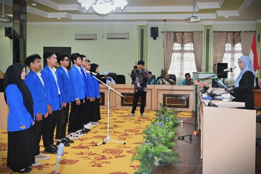 Para pengurus baru saat dilantik Rektor Prof. Dr. Hj. Nida Mufidah, M.Pd. (Foto:Humas/Jamal Ripani)