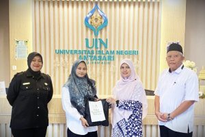 Perwakilan penerima saat menyambut bantuan (Foto:Tim UPZ UIN Antasari)