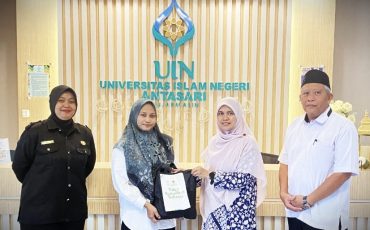 Perwakilan penerima saat menyambut bantuan (Foto:Tim UPZ UIN Antasari)