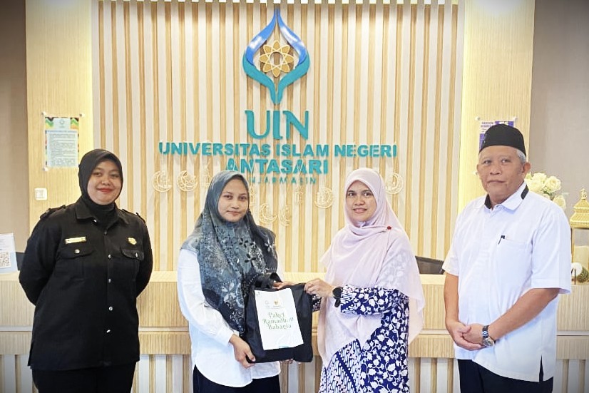 Perwakilan penerima saat menyambut bantuan (Foto:Tim UPZ UIN Antasari)