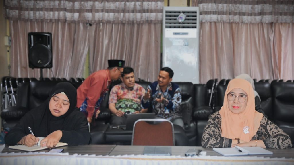 Rektor Prof. Dr. Hj. Nida Mufidah, M.Pd. (kanan) saat menghadiri rapat senat perdana (Foto:Humas/Jamal Ripani)