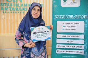 Rektor Prof. Dr. Hj. Nida Mufidah, M.Pd. usai menyalurkan zakat (Foto:Humas/Rahmi Hartati)