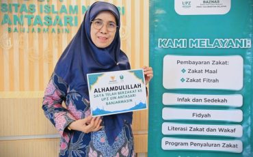 Rektor Prof. Dr. Hj. Nida Mufidah, M.Pd. usai menyalurkan zakat (Foto:Humas/Rahmi Hartati)