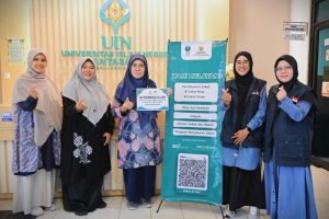 Rektor saat berfoto bersama Tim UPZ UIN Antasari (Foto:Humas/Rahmi Hartati)