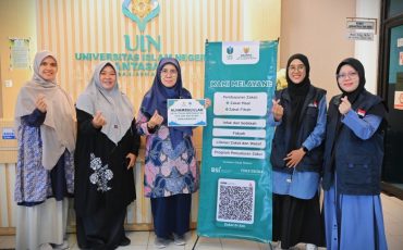 Rektor saat berfoto bersama Tim UPZ UIN Antasari (Foto:Humas/Rahmi Hartati)