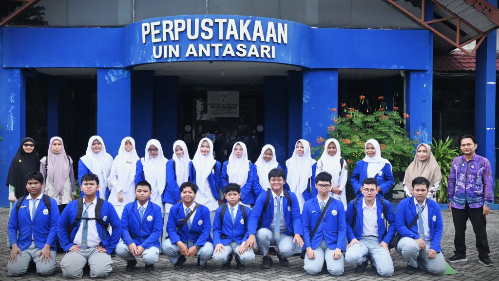 Rombongan MAN 1 Banjarmasin saat berfoto bersama (Foto:Humas/Jamal Ripani)