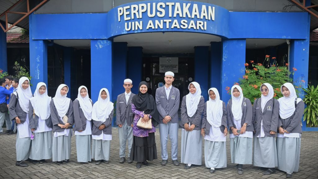 Rombongan MAS Al-Istiqamah Banjarmasin berfoto bersama usai menyaksikan World Classroom (Foto:Humas/Jamal Ripani)