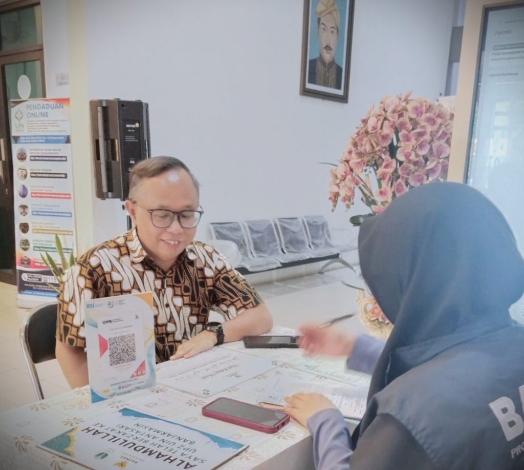 Suasana pelayanan pengumpulan zakat (Foto:Humas/Rahmi Hartati)