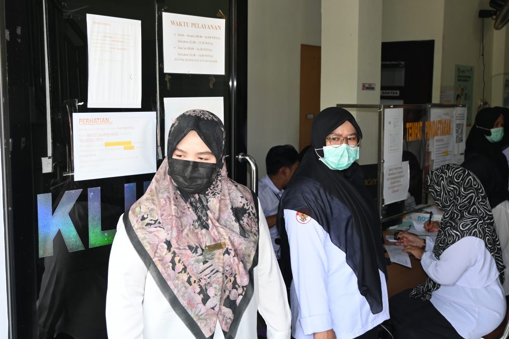 dr. Nor Fatimatuzzahra saat bersiap menyambut peserta yang berdatangan (Foto:Humas)