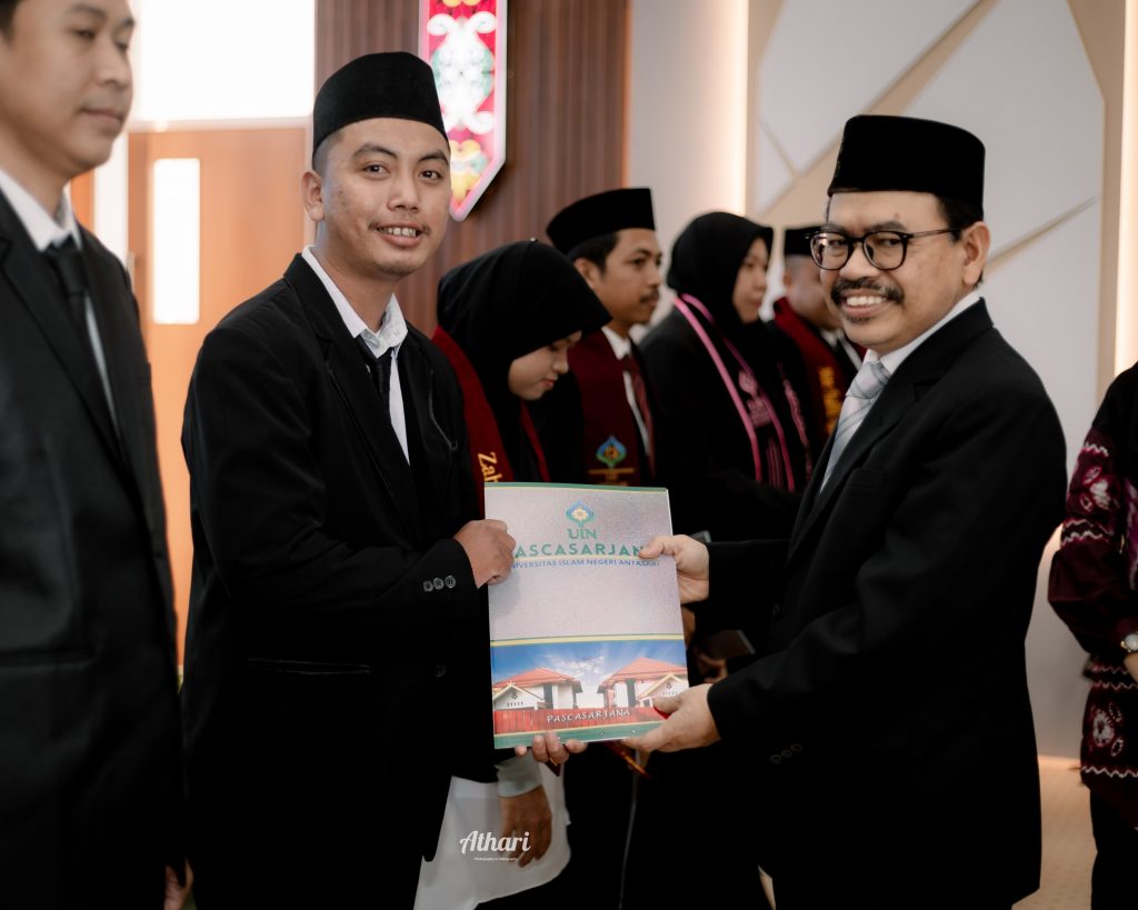 Agus Aditya Arisandi, M.H. saat menerima penghargaan (Foto:Panitia)