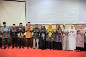 Calon jemaah haji dari UIN Antasari saat berfoto bersama Rektor (Foto Humas Rudy HR) – kompres