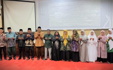 Calon jemaah haji dari UIN Antasari saat berfoto bersama Rektor (Foto Humas Rudy HR) - kompres