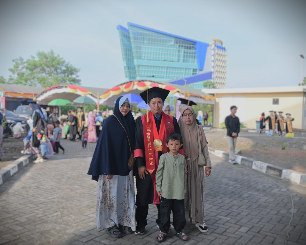 Taufiqurrahman, S.Th.I., M.Pd. saat berfoto bersama keluarga (Foto:Humas/Jamal Ripani)