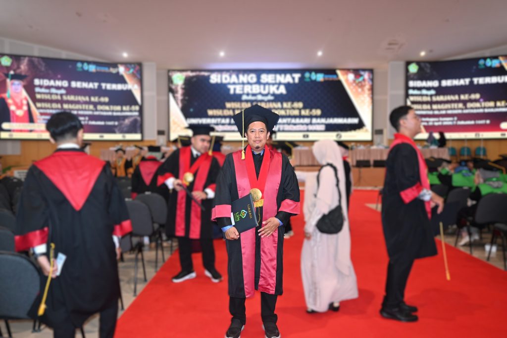 Taufiqurrahman, S.Th.I., M.Pd. saat mengikuti wisuda (Foto:Humas/Jamal Ripani)