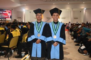 Akmal Fikri bin Afendi dan Muhammad Asri bin Abdurrahman saat di acara wisuda (Foto:Humas/Jamal Ripani)