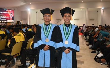Akmal Fikri bin Afendi dan Muhammad Asri bin Abdurrahman saat di acara wisuda (Foto:Humas/Jamal Ripani)