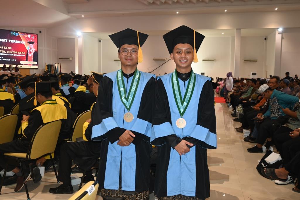 Akmal Fikri bin Afendi dan Muhammad Asri bin Abdurrahman saat di acara wisuda (Foto:Humas/Jamal Ripani)