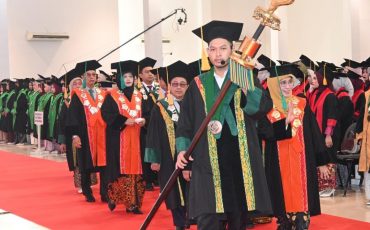 Rektor (kanan) saat bersama senat memasuki ruangan (Foto:Humas/Jamal Ripani)