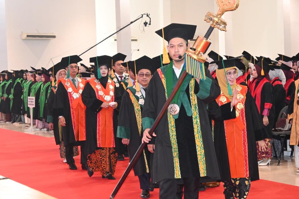 Rektor (kanan) saat bersama senat memasuki ruangan (Foto:Humas/Jamal Ripani)