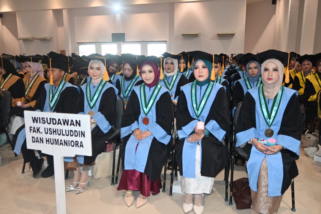 Para lulusan saat mengikuti wisuda (Foto:Humas/Jamal Ripani)