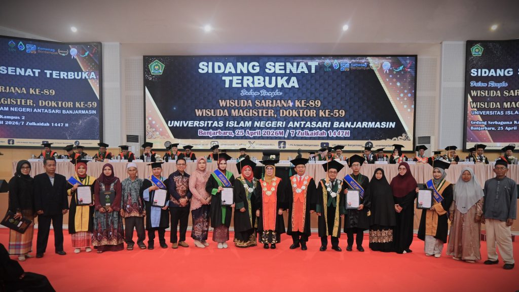Foto bersama dengan wisudawan terbaik (Foto:Humas/Jamal Ripani)