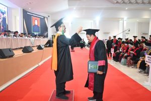 Direktur Pascasarjana saat mewisuda Taufiqurrahman, S.Th.I., M.Pd. (Foto:Humas/Jamal Ripani)