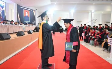 Direktur Pascasarjana saat mewisuda Taufiqurrahman, S.Th.I., M.Pd. (Foto:Humas/Jamal Ripani)