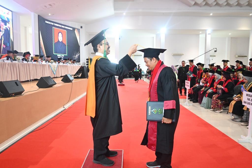 Direktur Pascasarjana saat mewisuda Taufiqurrahman, S.Th.I., M.Pd. (Foto:Humas/Jamal Ripani)