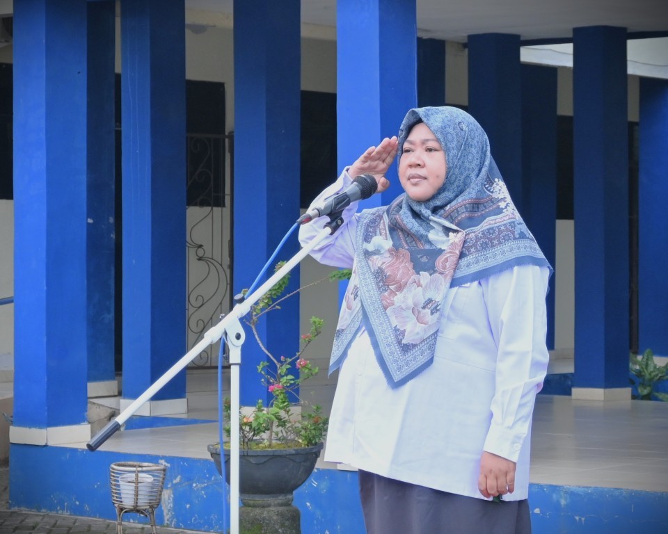Dr. Fatwiah Noor, Lc., M.Pd. saat menjadi pembina apel (Foto:Humas/Jamal Ripani)