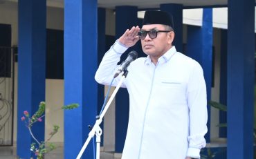 Dr. H. Zainal Ilmi, M.Pd. saat menjadi pembina apel, 20 April 2026 (Foto:Humas/Jamal Ripani)