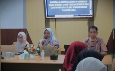 Dr. Hj. Halimatus Sakdiah, M.Si. saat membuka Bimtek (Foto:Humas/Rahmi Hartati)