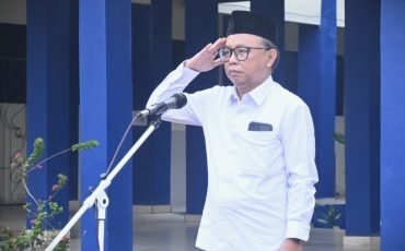 Dr. Irfan Noor, M.Hum. saat menjadi pembina apel, 13 April 2026 (Foto:Humas/Jamal Ripani)