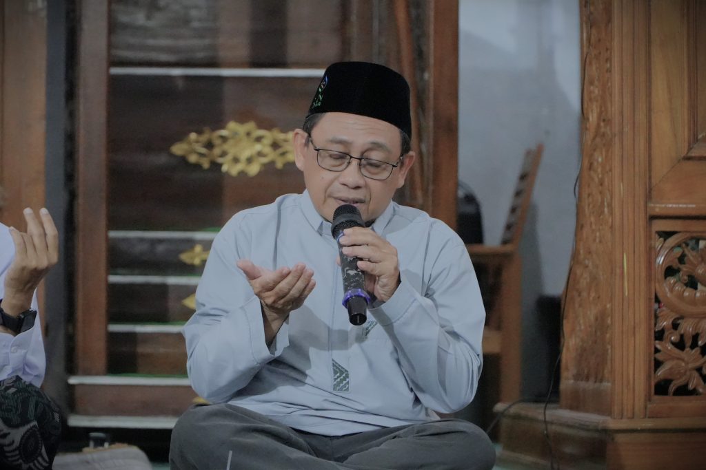 Dr. Muhdi, M.Ag. saat memimpin pembacaan doa (Foto:Humas)