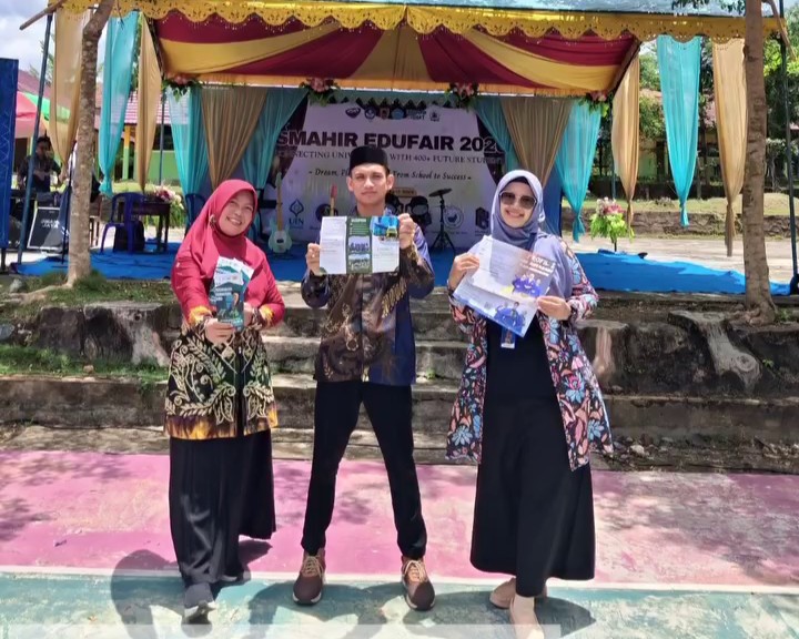 Fitri Nur Hikmah, M.Pd.Si., Rahmat Basuki, M.Ling., dan Agustina Ambar Pertiwi, M.Pd. saat berada di Kotabaru.