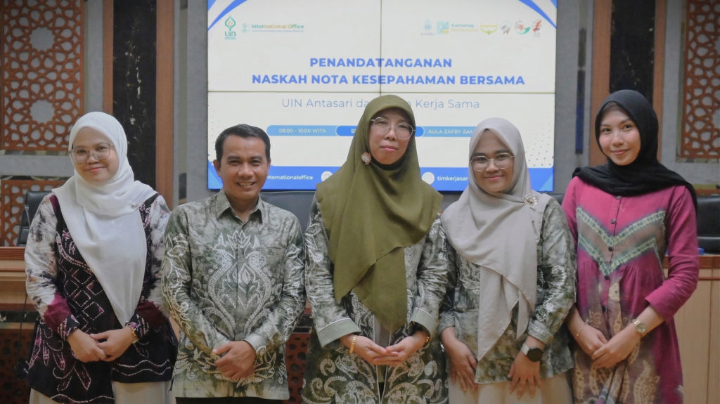 Foto Bersama Panitia dari Pusat Kerja Sama dan Hubungan Internasional (Foto:Humas/Jamal Ripani)