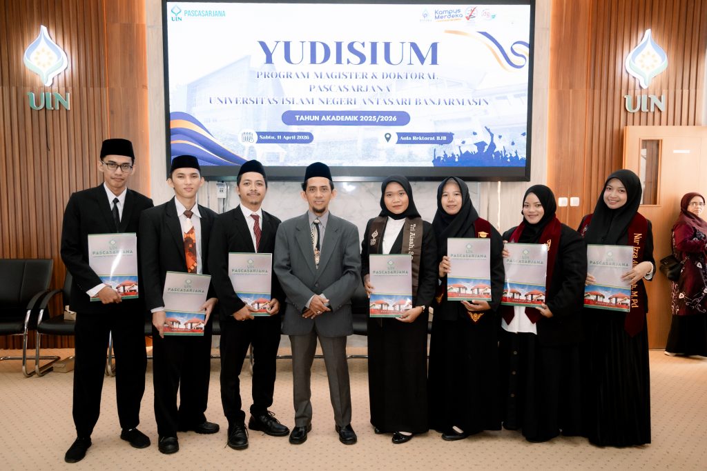 Foto bersama dengan lulusan S-2 PBA (Foto:Panitia)