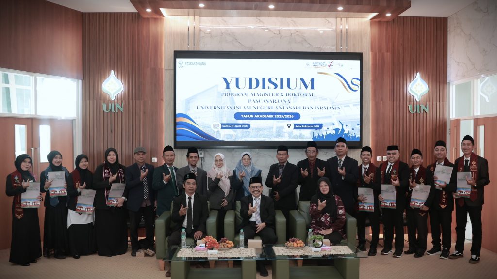 Foto bersama dengan lulusan terbaik (Foto:Panitia)