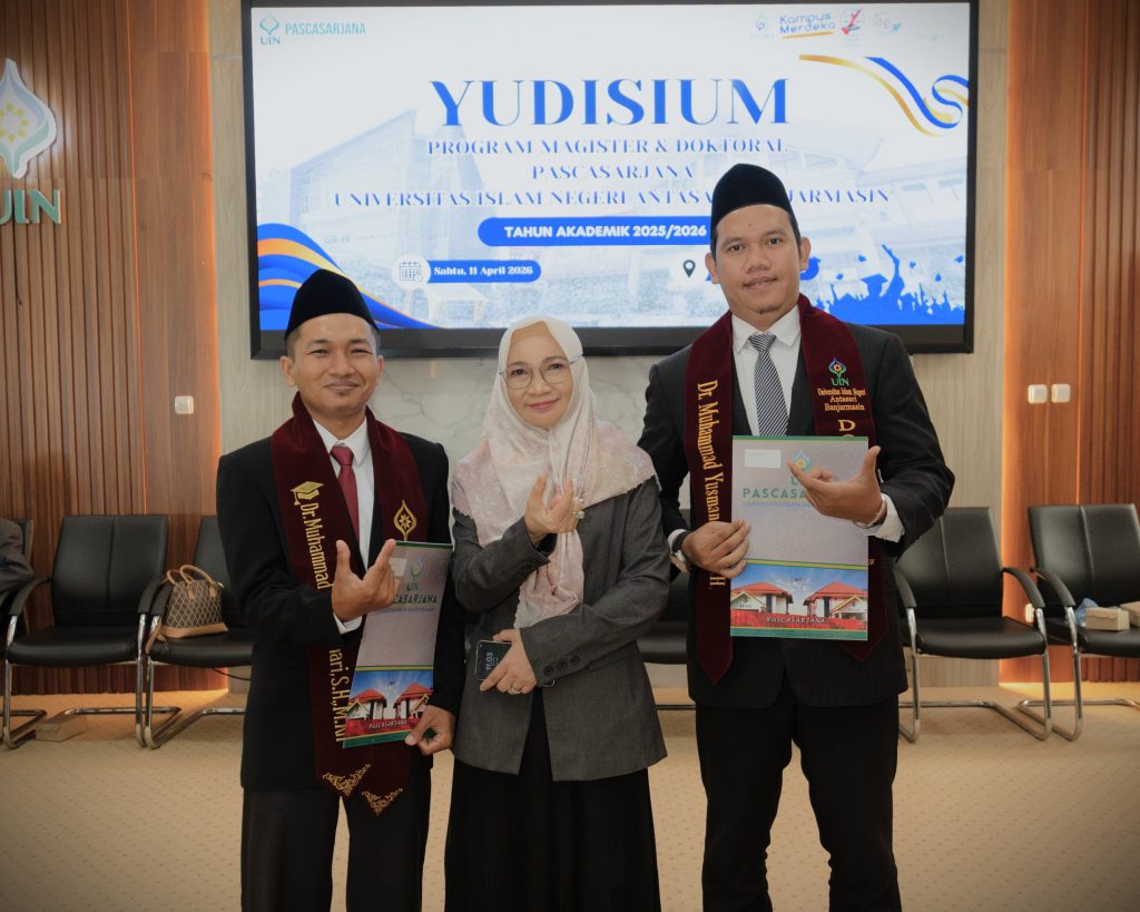 Foto bersama lulusan S-3 Ilmu Syariah (Foto:Panitia)