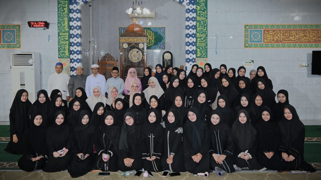 Foto bersama mahasantriwati (Foto:Humas)