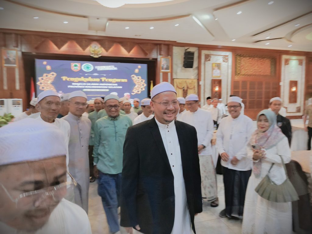 K.H. Ahmad Syairazi, S.M. usai mengikuti rangkaian pengukuhan (Foto:Humas)