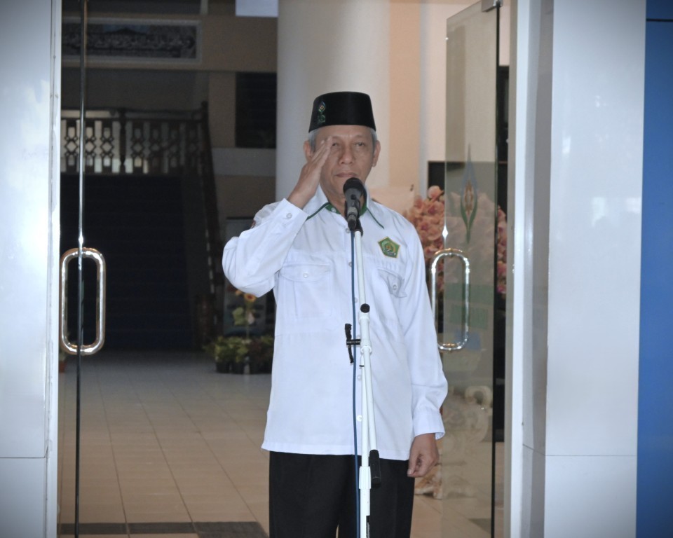Karo Dr. H. Ridwansyah, M.Si. saat menjadi pembina Apel Senin (Foto:Humas/Jamal Ripani)