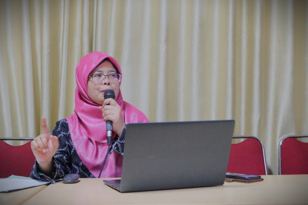 Mufidatun Nisa, S.Th.I., M.Fil.I. saat memberikan penjelasan (Foto:Humas)